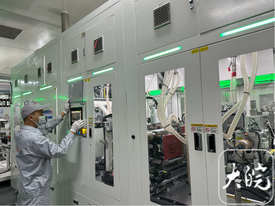The world's first GWh-level new solid-state battery production line prototype rolled off the production line